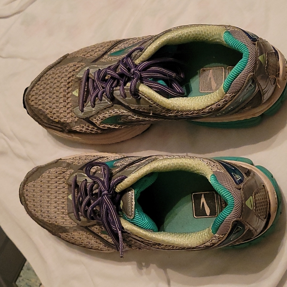 Women's brooks sneaker